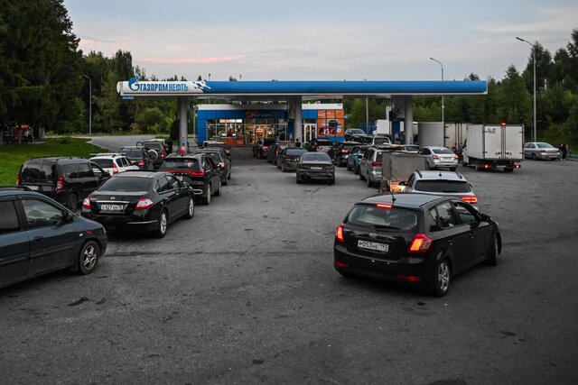 В России — новая волна топливного кризиса. В регионы вернулись очереди на заправках, лимиты на бензин и система «чет-нечет»