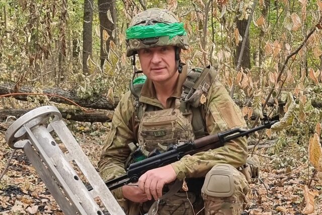 «Я и есть пруф». Игорь Волобуев — бывший пиарщик Газпромбанка, ставший бойцом ВСУ, — продвигает движение «Черная искра». Это якобы новая группа российских подпольщиков, помогающая украинским войскам бить по НПЗ. Вот что о ней известно