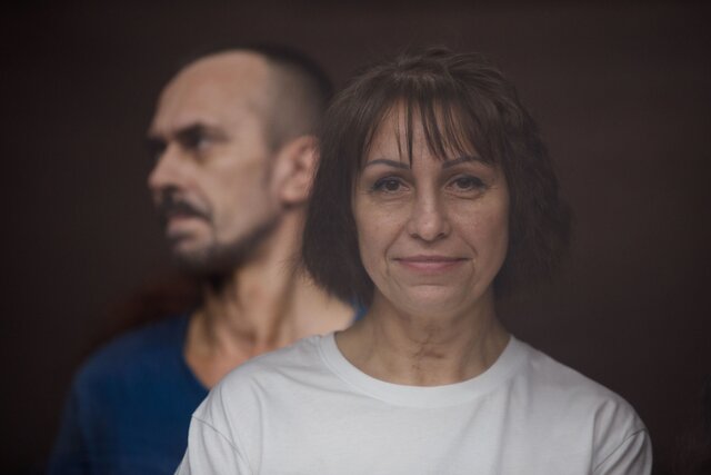 Лилия Прутян — мать троих детей из Донбасса. Ее старший сын пошел в ВСУ, средний — в российскую армию, а младший три года в одиночку выживал в оккупации. The New York Times рассказала историю ее семьи