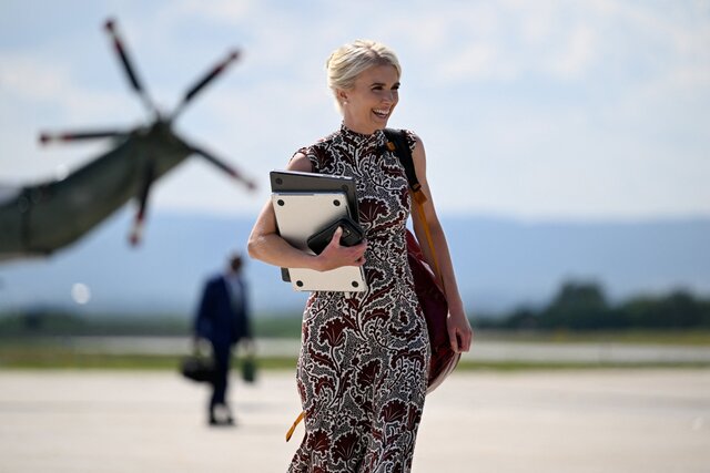 Американские СМИ обсуждают Натали Харп — «привратницу» Дональда Трампа. Она не отходит от него ни на шаг, ведет соцсети и переписку президента — и говорит, что он спас ей жизнь