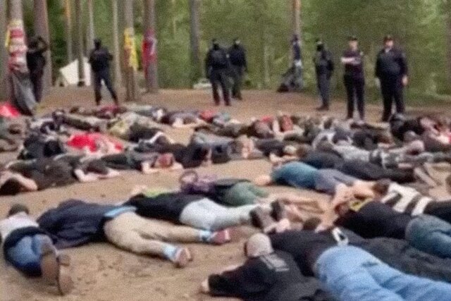 На панк-фестивале под Выборгом задержали около 100 человек. Они якобы пели «песни в поддержку Украины» и употребляли наркотики. Один из музыкантов говорит, что силовики применяли к задержанным насилие и называли их «крашеными геями»