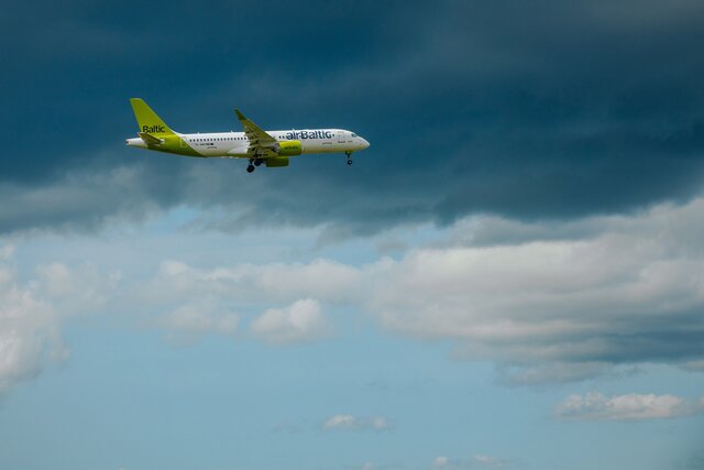 Авиакомпанию airBaltic еле-еле спасли от банкротства. Ее довели две войны, износившиеся двигатели и письмо, попавшее в спам. Рассказываем историю авиаперевозчика с бесплатным Starlink на борту