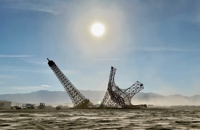 На фестиваль Burning Man привезли сломанную Эйфелеву башню. 30-метровая инсталляция обошлась создателю в 300 тысяч евро