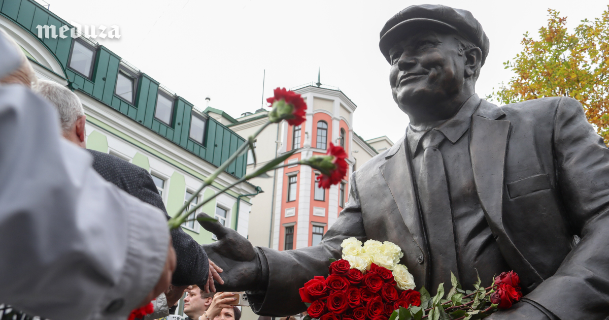 Moskau enthüllt Denkmal für den ehemaligen Bürgermeister Juri Luschkow an ...