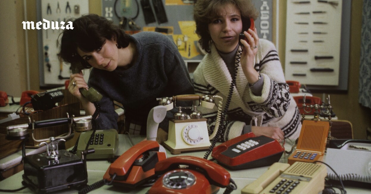 Глава «Ростелекома» призвал всех перейти на стационарные телефоны, чтобы избежать проблем со связью. Судя по опросу «Медузы», россияне делать этого пока не планируют