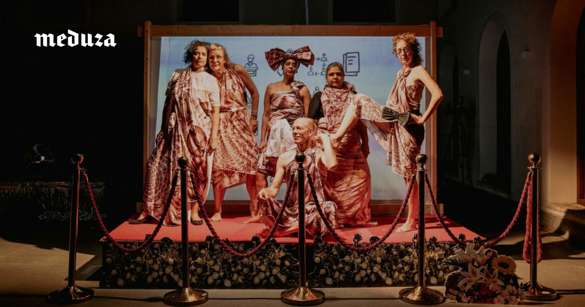 12 лет назад берлинская группа She She Pop поразила Москву нон-фикшен-спектаклем об отношениях со своими отцами. Их новый проект (с индийской компанией Sandbox) и вовсе подрывает основы прогрессивного театра