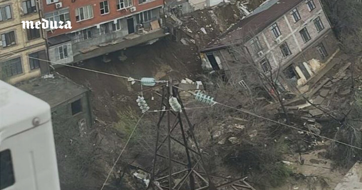 В Дагестане второе за неделю сильное наводнение: в Махачкале из-за подтопления рухнул трехэтажный дом (и могут рухнуть еще несколько), в Хасавюрте смыло рынок. Видео и фото стихии