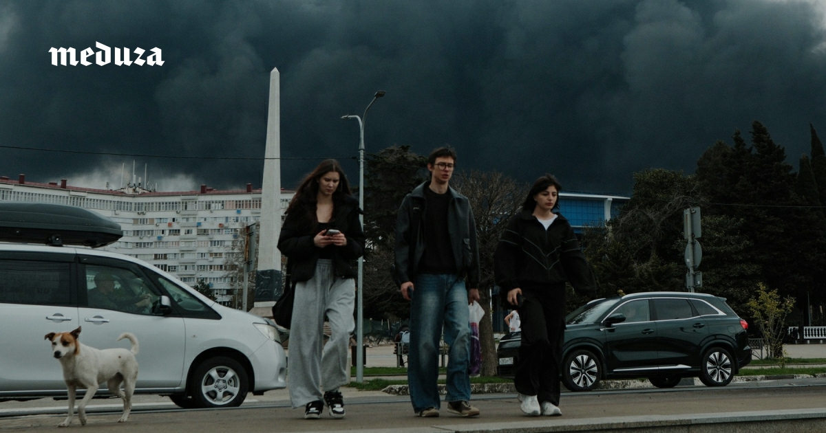 Пожар на морском терминале в Туапсе не могут полностью потушить уже четыре дня. В городе — «нефтяные» дожди, в море — пятна нефти. Власти не закрывают школы и почти не сообщают о ситуации с загрязнением воздуха