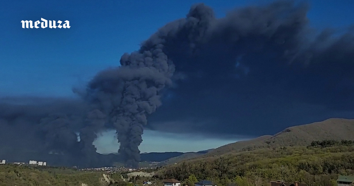 Война. 1525-й день. Третья за месяц атака дронов на Туапсе: в порту — сильный пожар, в городе — дым и гарь. Власти фактически молчат — но при этом начали эвакуацию