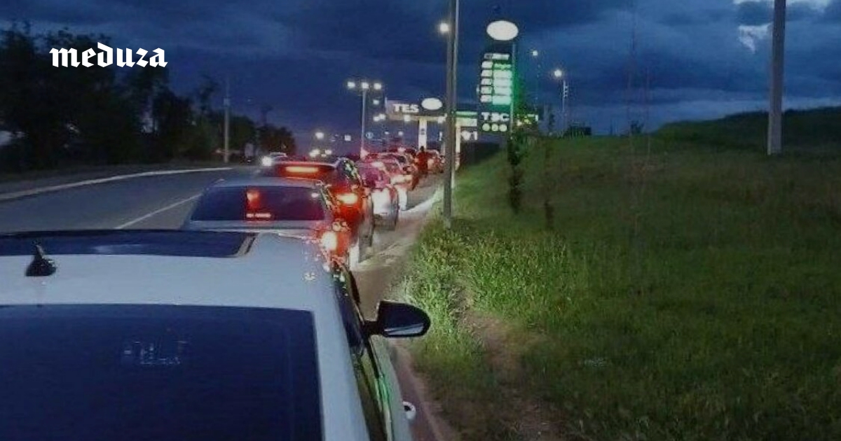 «Топлива нет! Совсем!». В Крыму дефицит бензина из-за ударов украинских дронов. К заправкам выстроились огромные очереди. Фото и видео