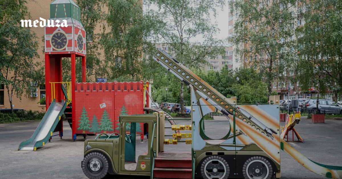 В России даже совсем маленький ребенок ежедневно сталкивается с политикой — на детских площадках. В 2020-х москвичи играют в Кремлях, крутятся на каруселях с танками и карабкаются в истребители. Вот как выглядят места для игр в День защиты детей