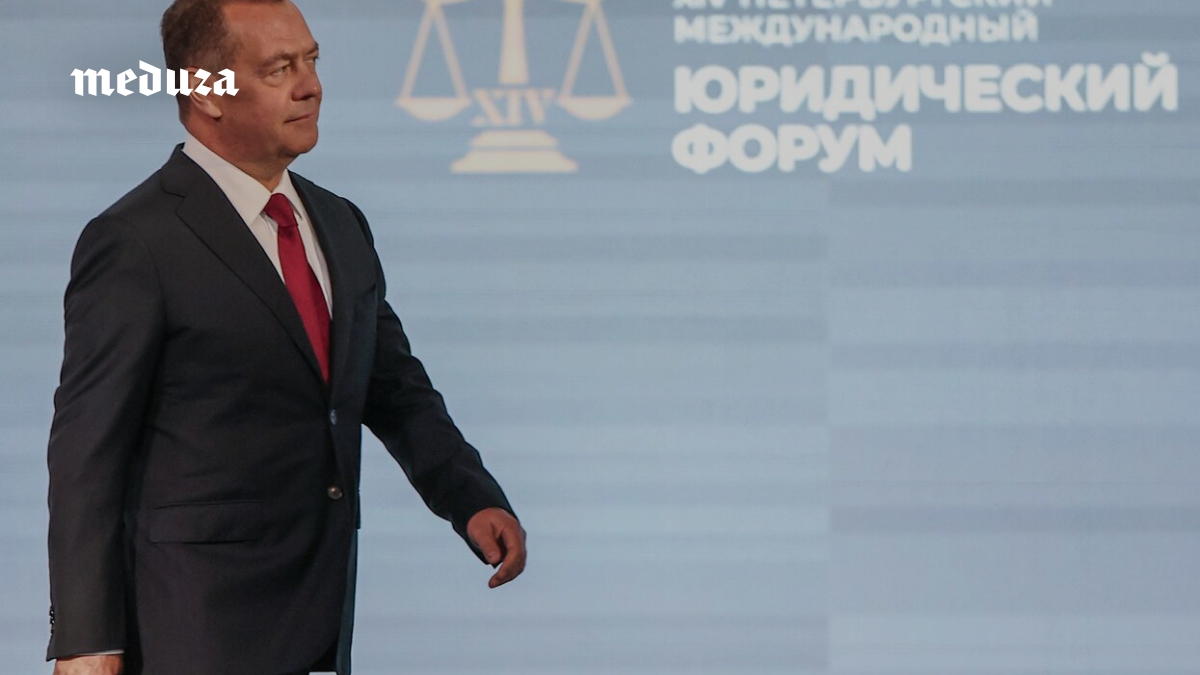 Президент России Дмитрий Медведев когда-то основал Петербургский юридический форум. Теперь с форумом происходит примерно то же самое, что и с самим Медведевым. Соборность, «Бесогон», англосаксы — это все там всерьез обсуждают