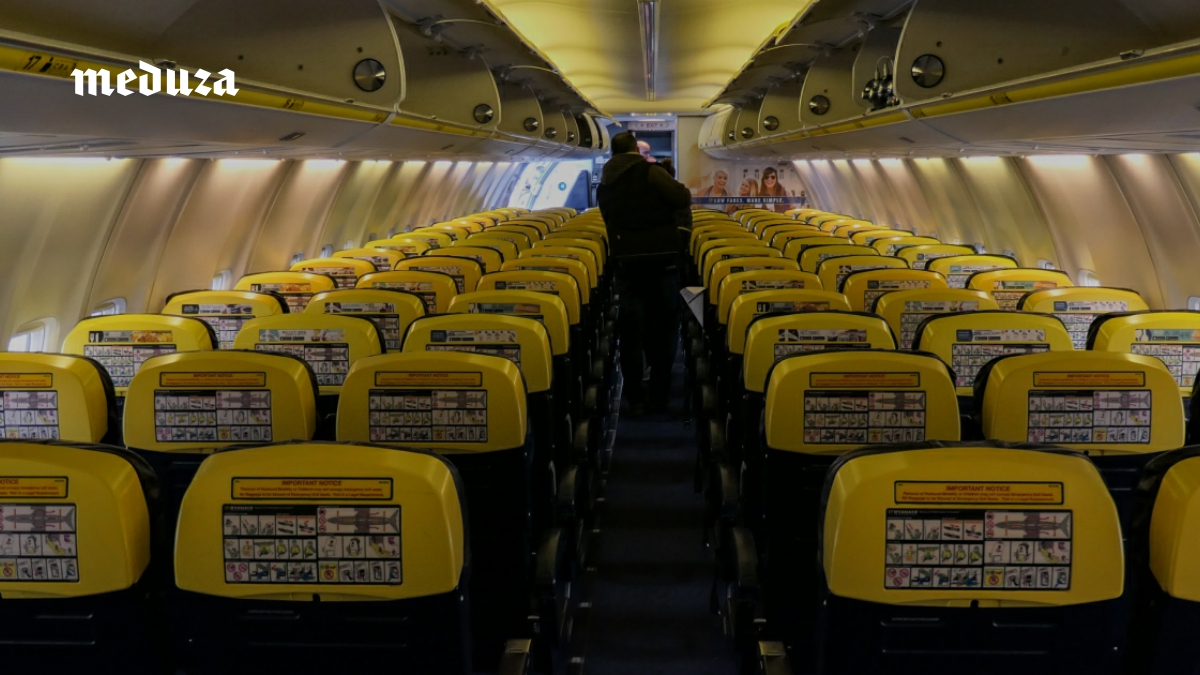 «Я подумала: „Если мы умрем, то умрем вместе“». Пассажира Ryanair на две минуты затянуло в разбившийся иллюминатор самолета. Все это время жена удерживала его за ноги. Вот что она рассказала