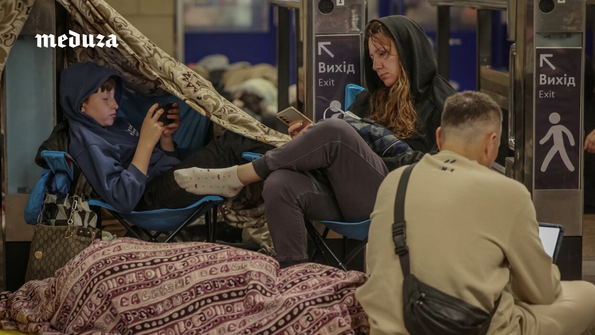 «Очень хочется спать, причем в своей постели. Но я иду на станцию». «Медуза» публикует дневник киевлянки, которая укрывается от российских обстрелов в метро — после усиления атак на город туда вернулись многие жители