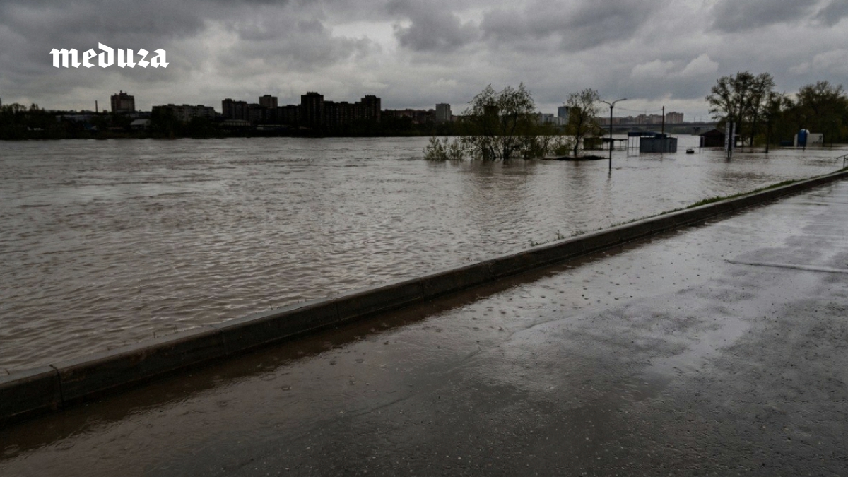 «Вода воняет, воздух воняет, город затоплен». Тюменцы несколько недель не могут пользоваться водой из крана — у нее запах фекалий и химикатов. Власти говорят, что причина — в масштабных паводках