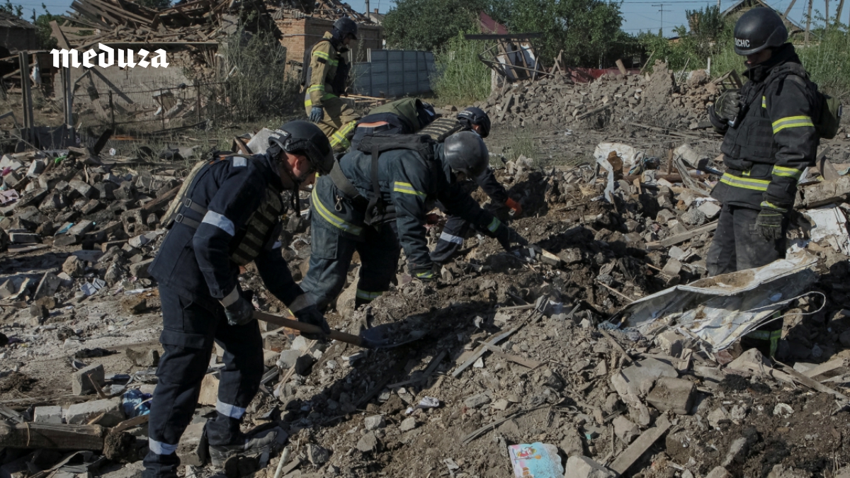 Под Кривым Рогом российская ракета попала в дом, где жила многодетная семья. Погибли мать, отец и четверо детей. Еще троих ищут под завалами
