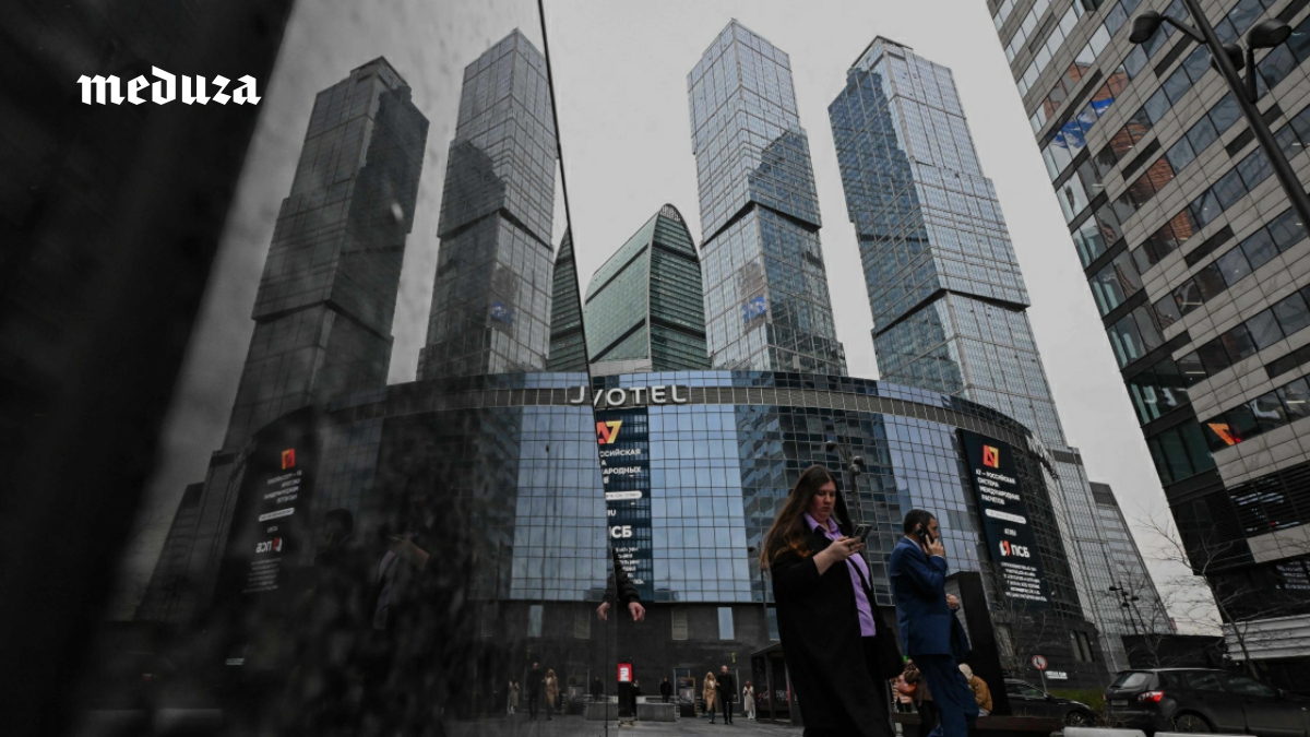 ФСБ устроила облаву на криптообменники в «Москва-Сити» — через них якобы выводили деньги россиян в Украину. Задержаны больше 20 человек. Некоторые из них считали, что работают на ФСБ