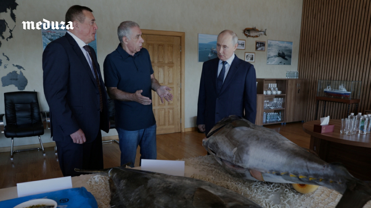 Путин едет по стране (в преддверии выборов). Он уже пнул мяч в Красноярске, восхитился палтусами на Курилах и показал бесстрашие перед ИИ в Новосибирске. Максимально коротко о путешествиях президента