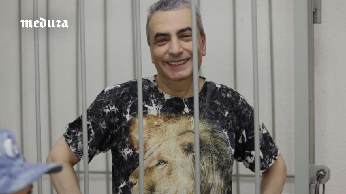 «Про мирное урегулирование в другом месте расскажете». Льву Шлосбергу грозит 12 лет за антивоенную позицию. В суде во время последнего слова его все время перебивали и не хотели слушать о призывах к миру