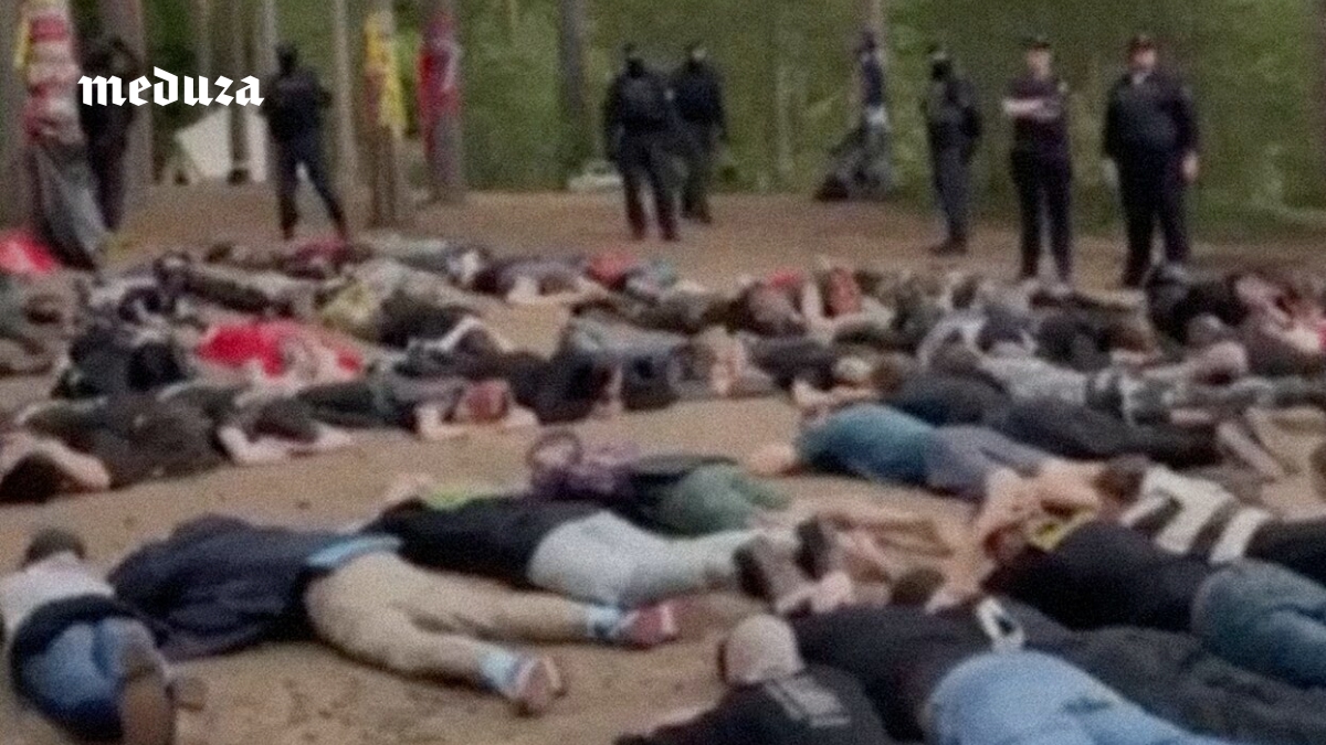 На панк-фестивале под Выборгом задержали около 100 человек. Они якобы пели «песни в поддержку Украины» и употребляли наркотики. Один из музыкантов говорит, что силовики применяли к задержанным насилие и называли их «крашеными геями»