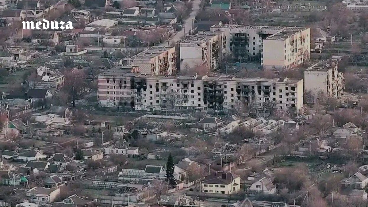 Алешки — прифронтовой оккупированный город на левом берегу Днепра. Там разворачивается гуманитарная катастрофа. Нет еды, света и лекарств. Уехать очень сложно. Похоронить погибших тоже