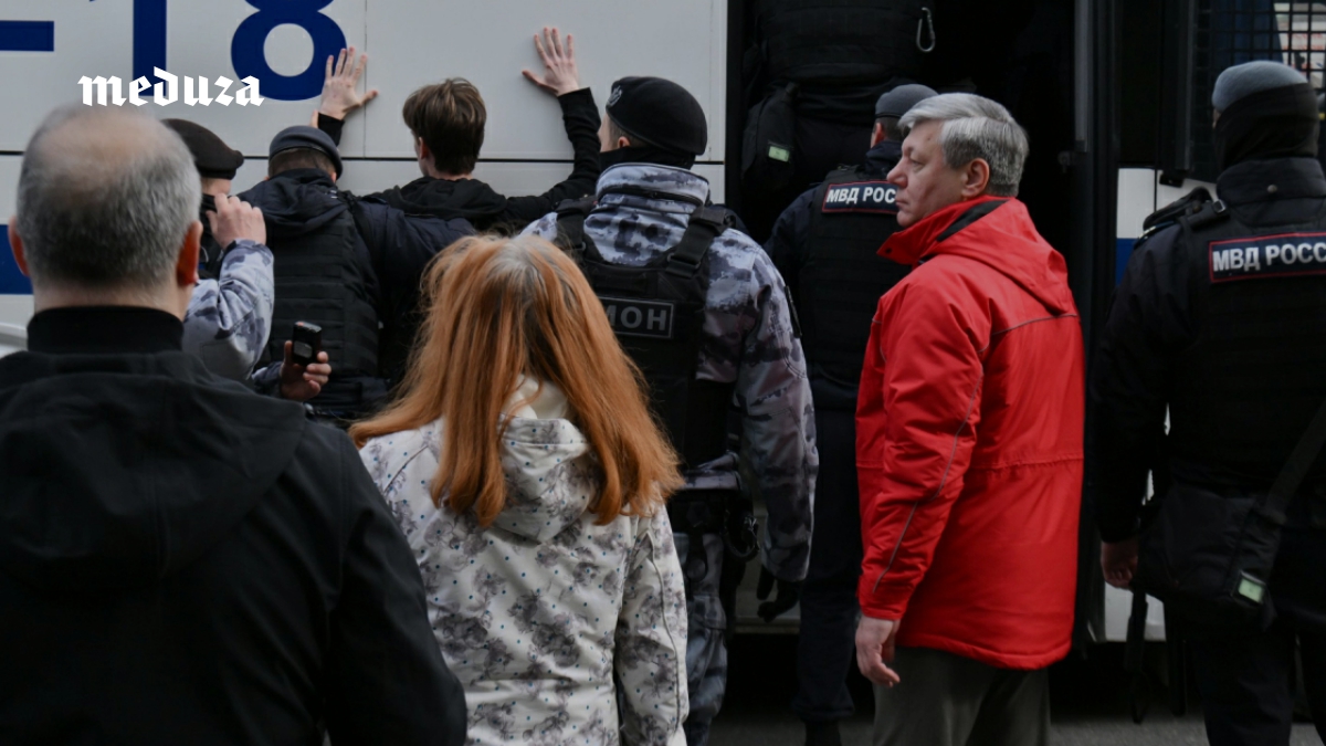 На согласованный митинг КПРФ внезапно вышли десятки молодых людей. Они кричали «Нет войне!» и «Долой царя», более 60 человек задержали. Участница акции в годовщину расстрела Белого дома в Москве — о том, что там происходило
