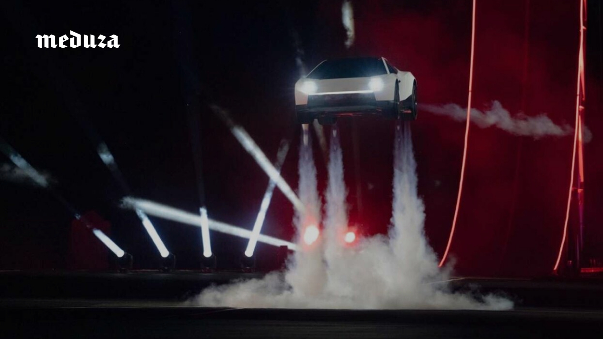 Tesla показала спорткар с двигателями SpaceX. Он разгоняется за секунду, ездит вверх колесами и даже умеет летать