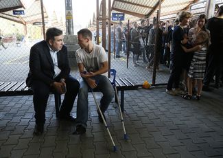 Михаил Саакашвили общается со сторонником на вокзале в польском Перемышле, 10 сентября 2017 года