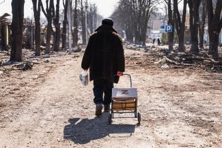 Житель города Волноваха (находится под контролем ДНР) везет тележку с гуманитарной помощью