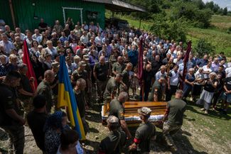 Украинские военные несут гроб со своим сослуживцем Степаном Тимчишаком, погибшим под Купянском