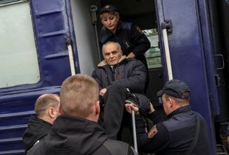 Украинские спасатели и волонтеры помогают пожилому жителю Покровска у поезда до Днепра