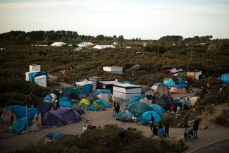 Палаточный лагерь рядом с Кале