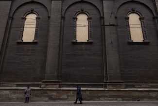 Заколоченные витражи Церкви Успения Пресвятой Девы Марии во Львове. Волонтеры готовятся спасать культурные объекты и исторические здания