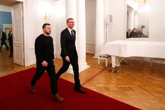 Владимир Зеленский и президент Латвии Эдгар Ринкевич. Зеленский 11 января приехал в Латвию в рамках поездки по странам Балтии — до этого он посетил Литву и Эстонию. 