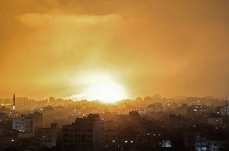 Взрыв после израильского авиаудара по Бейт-Лахии на севере сектора Газа. 14 мая 2021 года