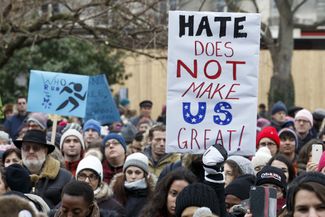 Женева. Надпись на плакате: «Ненависть не делает нас великими»