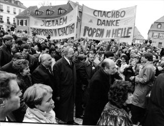 Михаил Горбачев и канцлер ФРГ Гельмут Коль в западногерманском городе Шпайер. В 1989 и 1990 годах восторженные толпы встречали советского лидера как в ФРГ, так и в ГДР