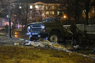 Обломки взорванной машины в центре Донецка. 18 февраля 2022 года