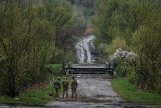 Украинские солдаты на дороге у города Лиман, Донецкая область. Возле города идут бои