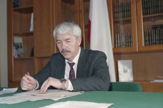 Юрий Мешков после избрания президентом Крыма в своем кабинете. 1 марта 1995 года