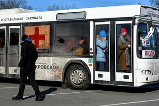 Эвакуационный автобус в Мариуполе