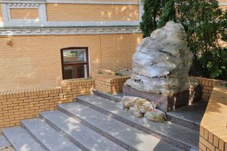 Памятник Михаилу Булгакову, обложенный мешками с песком 