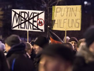 Митинг против беженцев в городе Эрфурт, организованный «Альтернативой за Германию»; на баннере написано «Путин, спаси нас», 16 марта 2016 года