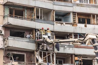 Спасатели работают в жилой девятиэтажке, в которую попала российская ракета