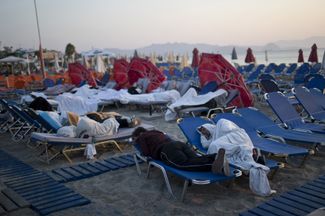 Туристам пришлось ночевать на пляже из-за того, что их гостиницы оказались повреждены
