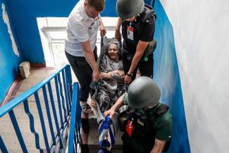 Волонтеры эвакуируют незрячую 76-летнюю женщину с инвалидностью, оставшуюся без семьи в поселке Нью-Йорк Донецкой области. Поселок находится близко к линии фронта