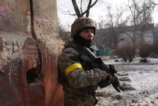 Украинский военнослужащий в Мариуполе. Город находится в осаде уже больше недели, без электричества, газа и воды.