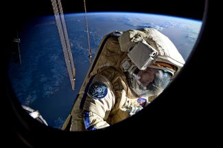 Сергей Рязанский в открытом космосе во время работы на МКС. 2013 год