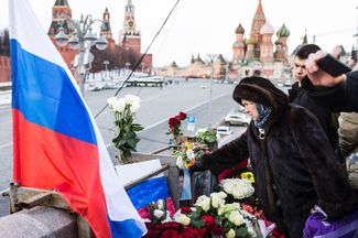 Немцов мост: место убийства Бориса Немцова, 27 февраля 2015 года он был застрелен на Большом Москворецком мосту
