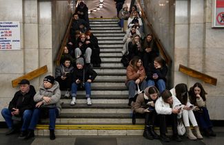 Жители Киева прячутся на одной из станций городского метрополитена во время воздушной тревоги, объявленной из-за ракетной атаки ВС РФ